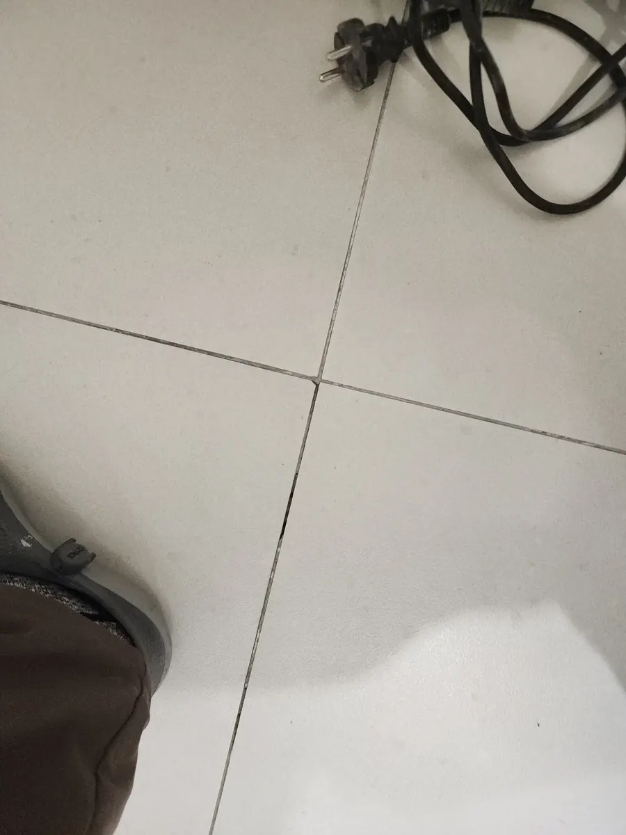 화장실 타일 부분 보수 — 줄눈이 빠지고 벌어진 큰 바닥 타일