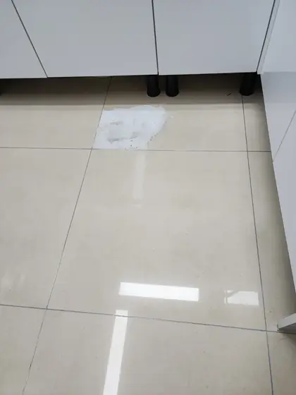주방 바닥 타일 교체 — 싱크대 앞 흰 메움재로 덧발라 둔 타일